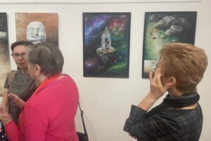 08.03.2025. Sandomierz. Wernisaż wystawy malarstwa Justyny Skrzypczak / Fot. Grażyna Szlęzak - Radio Kielce