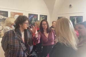08.03.2025. Sandomierz. Wernisaż wystawy malarstwa Justyny Skrzypczak / Fot. Grażyna Szlęzak - Radio Kielce