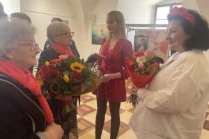 08.03.2025. Sandomierz. Wernisaż wystawy malarstwa Justyny Skrzypczak / Fot. Grażyna Szlęzak - Radio Kielce