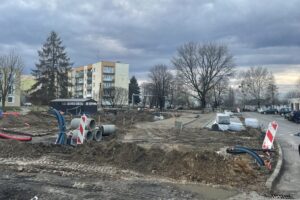 13.02.2025. Sandomierz. Budowa parkingu przy Szpitalu Specjalistycznym w Sandomierzu / Fot. Grażyna Szlęzak - Radio Kielce