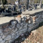 25.03.2025. Kielce. kamienny mur odgradzający Cmentarz Wojsk Polskich od ulicy Ściegiennego / Fot. Wiktor Taszłow - Radio Kielce