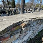 25.03.2025. Kielce. kamienny mur odgradzający Cmentarz Wojsk Polskich od ulicy Ściegiennego / Fot. Wiktor Taszłow - Radio Kielce