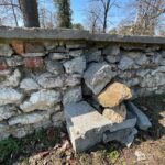 25.03.2025. Kielce. kamienny mur odgradzający Cmentarz Wojsk Polskich od ulicy Ściegiennego / Fot. Wiktor Taszłow - Radio Kielce