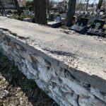25.03.2025. Kielce. kamienny mur odgradzający Cmentarz Wojsk Polskich od ulicy Ściegiennego / Fot. Wiktor Taszłow - Radio Kielce