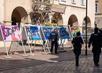 Zniszczona wystawa „Jest nas więcej! Sprowokuj z nami równość” / Fot. Marcin Boczek, radio.opole.pl