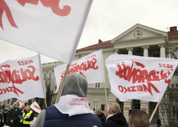 Zwolnienia pracowników w toku. Związkowcy nadal przeciw