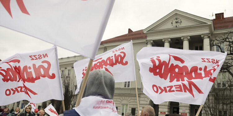 Zwolnienia pracowników w toku. Związkowcy nadal przeciw