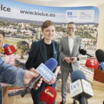 31.03.2025. Kielce. Przedstawienie nowego wiceprezydenta Kielc. Na zdjęciu (w środku): Agata Wojda - prezydent Kielc i Tomasz Porębski - nowy wiceprezydent Kielc / Fot. Jarosław Kubalski - Radio Kielce