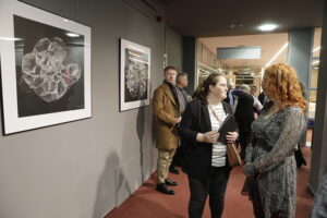 27.02.2025. Kielce. Biblioteka UJK. Kapsuła życia – spektrum światła. Wystawa Moniki Iwan / Fot. Jarosław Kubalski - Radio Kielce