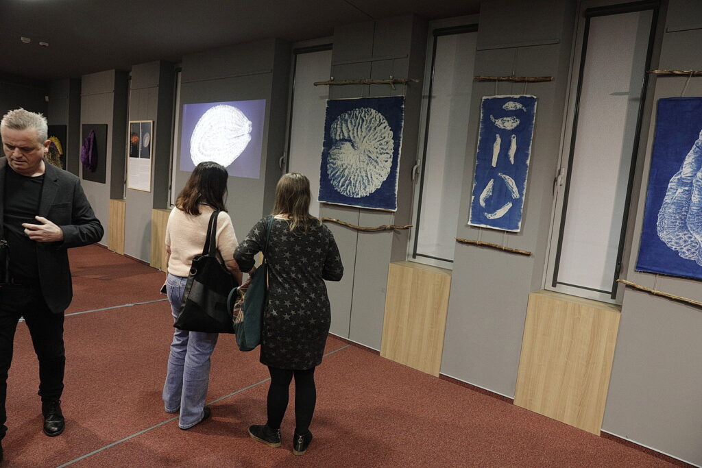 27.02.2025. Kielce. Biblioteka UJK. Kapsuła życia – spektrum światła. Wystawa Moniki Iwan / Fot. Jarosław Kubalski - Radio Kielce