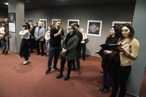 27.02.2025. Kielce. Biblioteka UJK. Kapsuła życia – spektrum światła. Wystawa Moniki Iwan / Fot. Jarosław Kubalski - Radio Kielce