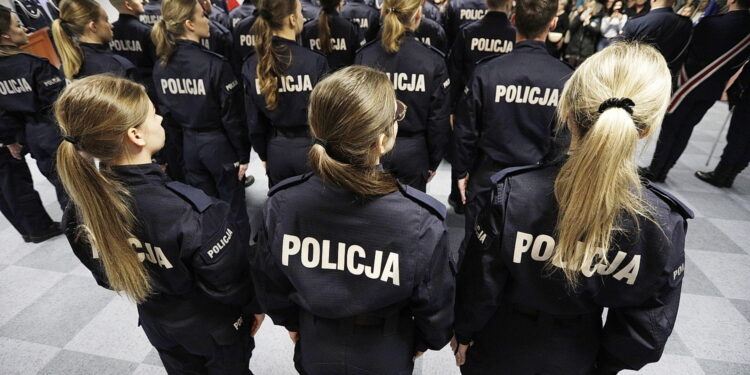 24 lipca policja obchodzi swoje święto. Kim jest statystyczny funkcjonariusz?