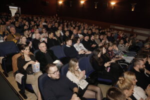 11.03.2025. Kielce. Kino Moskwa. Prapremiera filmu dokumentalnego „Don't f**k with Liroy”, opowiadającego m.in. o drodze Piotra Liroya-Marca do muzycznego sukcesu / Fot. Jarosław Kubalski – Radio Kielce