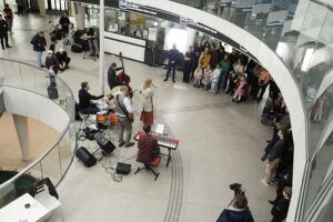 Nagrali teledysk na dworcu autobusowym - Radio Kielce