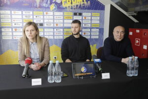 19.03.2025 Kielce Prezentacja nowego zawodnika Industrii Kielce. Na zdjęciu Magdalena Szczukiewicz - prezes klubu, Aleks Vlah i Talant Dujszebajew / Fot. Jarosław Kubalski - Radio Kielce