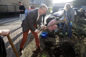 Kwietna kooperacja seniorów i młodzieżowych radnych - Radio Kielce