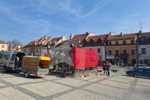 Remont studni w rynku starego miasta w Sandomierzu / źródło: Urząd Miasta Sandomierza