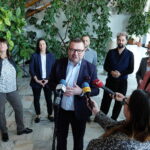 21.03.2025. Kielce. Konferencja w sprawie spektaklu „Kwiat Paproci” w którym występują nauczyciele z SP 8 rodzice uczniów. / Fot. Jarosław Kubalski - Radio Kielce