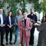 21.03.2025. Kielce. Konferencja w sprawie spektaklu „Kwiat Paproci” w którym występują nauczyciele z SP 8 rodzice uczniów. / Fot. Jarosław Kubalski - Radio Kielce