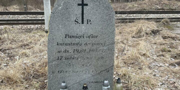 Pomnik upamiętniający wypadek w Występie, do którego doszło 19 stycznia 1952 roku / Fot. archiwum