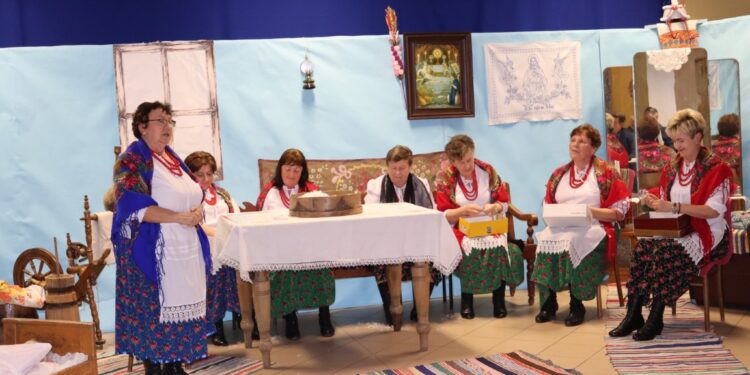 Jak za dawnych lat darto pierze w Osinach - Radio Kielce