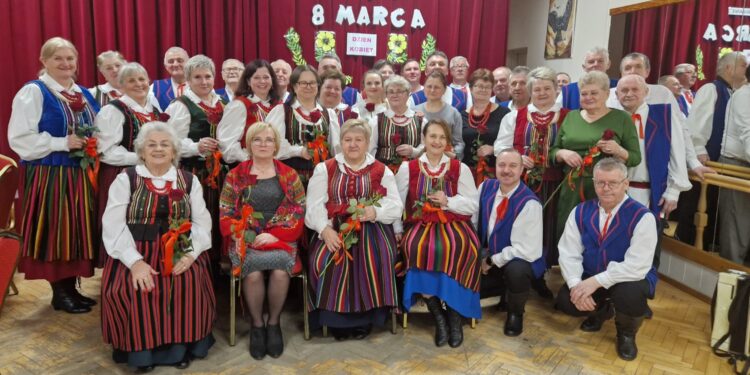 Zespół Pieśni i Tańca „Piekoszowianie” świętował Dzień Kobiet - Radio Kielce
