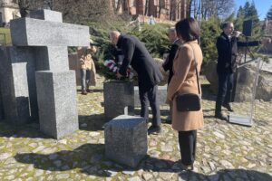 16.03.2025. Sandomierz. Pomnik ofiar wojennych. Uroczystości upamiętniające ofiary terroru niemieckiego z czasu II wojny światowej / Fot. Grażyna Szlęzak - Radio Kielce