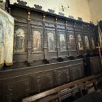 Zabytkowe stalle w kościele pw. św. Bartłomieja Apostoła w Chęcinach / źródło: checiny.pl