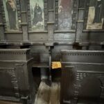 Zabytkowe stalle w kościele pw. św. Bartłomieja Apostoła w Chęcinach / źródło: checiny.pl