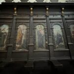 Zabytkowe stalle w kościele pw. św. Bartłomieja Apostoła w Chęcinach / źródło: checiny.pl