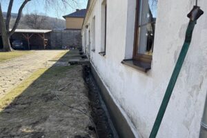 21.03.2025. Chęciny. Prace przy fundamentach Klasztoru Ojców Franciszkanów / źródło: checiny.pl