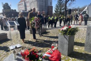 16.03.2025. Sandomierz. Pomnik ofiar wojennych. Uroczystości upamiętniające ofiary terroru niemieckiego z czasu II wojny światowej / Fot. Grażyna Szlęzak - Radio Kielce