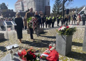 16.03.2025. Sandomierz. Pomnik ofiar wojennych. Uroczystości upamiętniające ofiary terroru niemieckiego z czasu II wojny światowej / Fot. Grażyna Szlęzak - Radio Kielce