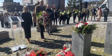 16.03.2025. Sandomierz. Pomnik ofiar wojennych. Uroczystości upamiętniające ofiary terroru niemieckiego z czasu II wojny światowej / Fot. Grażyna Szlęzak - Radio Kielce