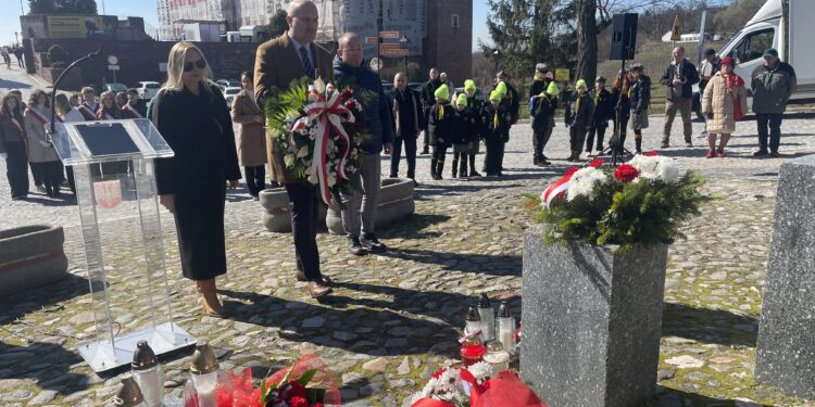 16.03.2025. Sandomierz. Pomnik ofiar wojennych. Uroczystości upamiętniające ofiary terroru niemieckiego z czasu II wojny światowej / Fot. Grażyna Szlęzak - Radio Kielce