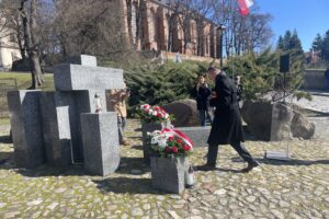 16.03.2025. Sandomierz. Pomnik ofiar wojennych. Uroczystości upamiętniające ofiary terroru niemieckiego z czasu II wojny światowej / Fot. Grażyna Szlęzak - Radio Kielce