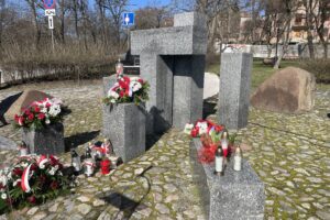 16.03.2025. Sandomierz. Pomnik ofiar wojennych. Uroczystości upamiętniające ofiary terroru niemieckiego z czasu II wojny światowej / Fot. Grażyna Szlęzak - Radio Kielce