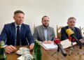 12.03.2025. Konferencja przed marcową sesją Rady Miasta Kielce. Na zdjęciu (od lewej): Marcin Chłodnicki - wiceprzewodniczący Rady Miasta Kielce, Karol Wilczyński - przewodniczący Rady Miasta, Jarosław Machnicki - wiceprzewodniczący Rady Miasta / Fot. Marcin Marszałek - Radio Kielce