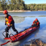 Strażacy uratowali psa, pod którym załamał się lód - Radio Kielce