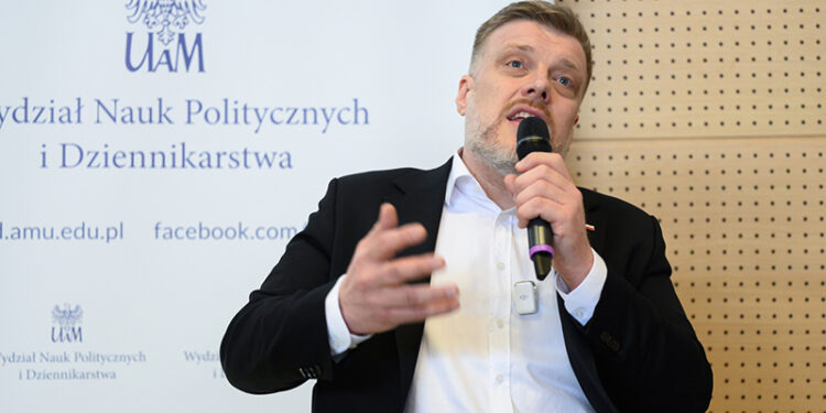 3.03.2025. Poznań. Kandydat partii Razem w wyborach na prezydenta RP Adrian Zandberg przemawia podczas spotkania ze studentami na Wydziale Nauk Politycznych i Dziennikarstwa Uniwersytetu Adama Mickiewicza w Poznaniu / Fot. PAP - Jakub Kaczmarczyk