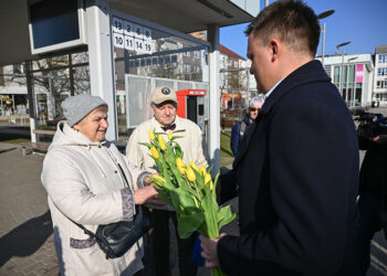 8.03.2025. Koszalin. Kandydat Trzeciej Drogi, marszałek Sejmu Szymon Hołownia wręcza mieszkankom miasta kwiaty z okazji Dnia Kobiet podczas spraceru po Starym Rynku w Koszalinie / Fot. PAP - Marcin Bielecki