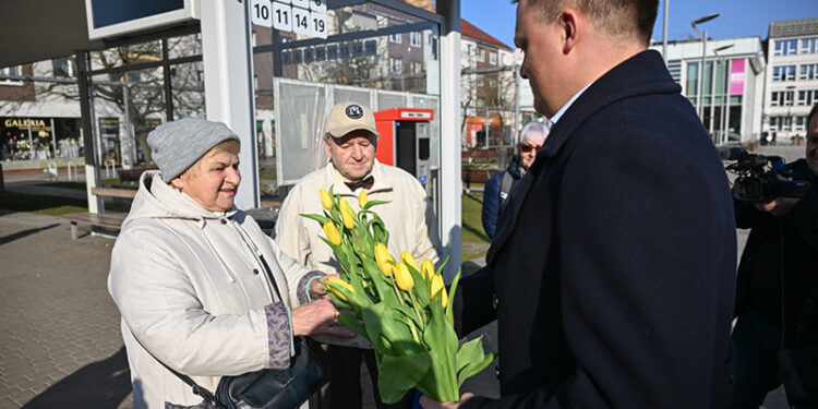 8.03.2025. Koszalin. Kandydat Trzeciej Drogi, marszałek Sejmu Szymon Hołownia wręcza mieszkankom miasta kwiaty z okazji Dnia Kobiet podczas spraceru po Starym Rynku w Koszalinie / Fot. PAP - Marcin Bielecki