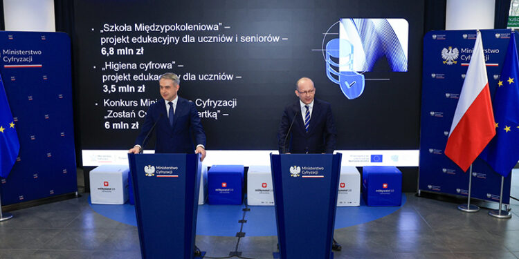 13.03.2025. Warszawa. Wicepremier, minister cyfryzacji Krzysztof Gawkowski (z lewej) oraz wiceminister cyfryzacji Paweł Olszewski (z prwej) podczas konferencji prasowej „Podnosimy kompetencje cyfrowe Polaków” w siedzibie Ministerstwa Cyfryzacji w Warszawie / Fot. PAP - Szymon Pulcyn