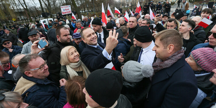 14.03.2025. Nowa Sól. Kandydat Komitetu Obywatelskiego, popierany przez Prawo i Sprawiedliwość, prezes Instytutu Pamięci Narodowej Karol Nawrocki na spotkaniu otwartym z sympatykami na Placu Powstańców Śląskich i Wielkopolskich w Nowej Soli / Fot. PAP - Lech Muszyński