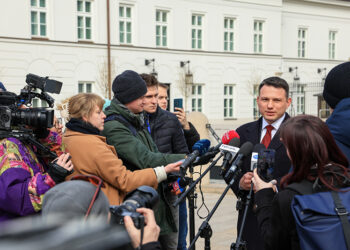 18.03.2025. Warszawa. Poseł Konfederacji, kandydat ugrupowania w wyborach na prezydenta RP Sławomir Mentzen podczas konferencji prasowej po zakończeniu spotkania z prezydentem RP Andrzejem Dudą w Pałacu Prezydenckim w Warszawie / Fot. PAP - Szymon Pulcyn