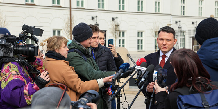 18.03.2025. Warszawa. Poseł Konfederacji, kandydat ugrupowania w wyborach na prezydenta RP Sławomir Mentzen podczas konferencji prasowej po zakończeniu spotkania z prezydentem RP Andrzejem Dudą w Pałacu Prezydenckim w Warszawie / Fot. PAP - Szymon Pulcyn