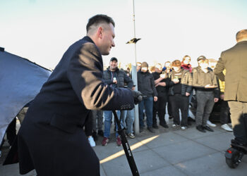 19.03.2025. Węgrów. Poseł Konfederacji, kandydat ugrupowania w wyborach na prezydenta RP Sławomir Mentzen podczas spotkania z wyborcami w Węgrowie / Fot. PAP - Przemysław Piątkowski