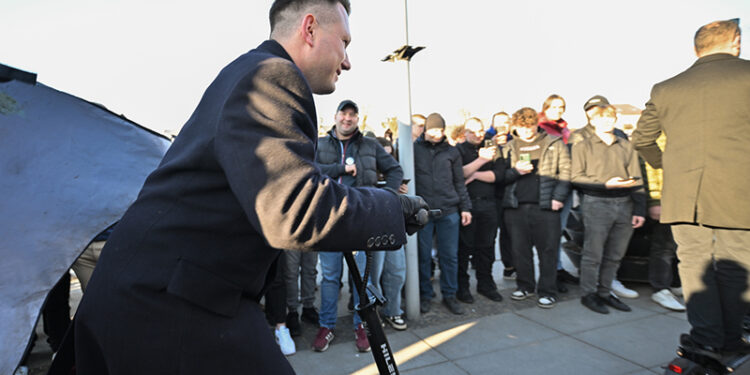 19.03.2025. Węgrów. Poseł Konfederacji, kandydat ugrupowania w wyborach na prezydenta RP Sławomir Mentzen podczas spotkania z wyborcami w Węgrowie / Fot. PAP - Przemysław Piątkowski