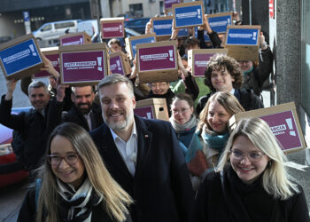 20.03.2025. Warszawa. Współprzewodniczący partii Razem, kandydat tego ugrupowania w wyborach prezydenckich Adrian Zandberg, posłanka Razem Marcielina Zawisza oraz radna Krakowa Aleksandra Owca podczas konferencji prasowej przed siedzibą Państwowej Komisji Wyborczej w Warszawie. Konferencja towarzyszyła złożeniu w PKW podpisów z poparciem koniecznych dla zarejestrowania kandydata na prezydenta / Fot. PAP - Marcin Obara