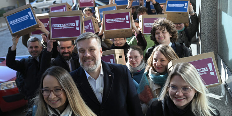 20.03.2025. Warszawa. Współprzewodniczący partii Razem, kandydat tego ugrupowania w wyborach prezydenckich Adrian Zandberg, posłanka Razem Marcielina Zawisza oraz radna Krakowa Aleksandra Owca podczas konferencji prasowej przed siedzibą Państwowej Komisji Wyborczej w Warszawie. Konferencja towarzyszyła złożeniu w PKW podpisów z poparciem koniecznych dla zarejestrowania kandydata na prezydenta / Fot. PAP - Marcin Obara